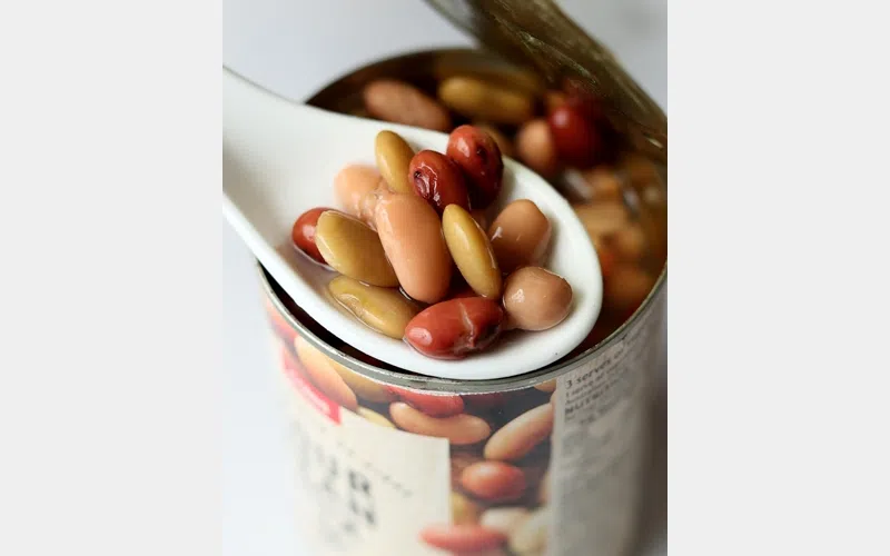 一个罐头有四种豆子（鹰嘴豆、白芸豆、利马豆和红腰豆），可以直接吃，亦可加入咖喱、炖肉或蔬菜汤。（龙国雄摄）