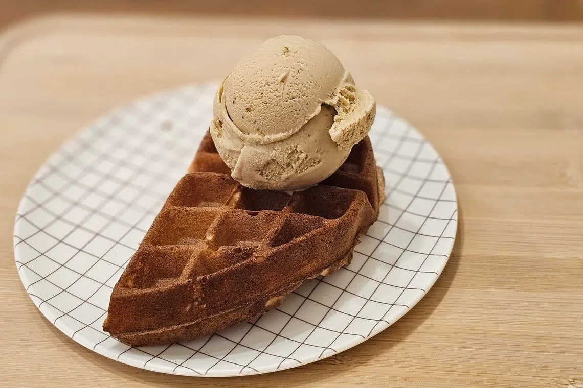 开心果雪糕，口感绵密顺滑，搭配华夫饼更添满足感。（黄亿敏摄）