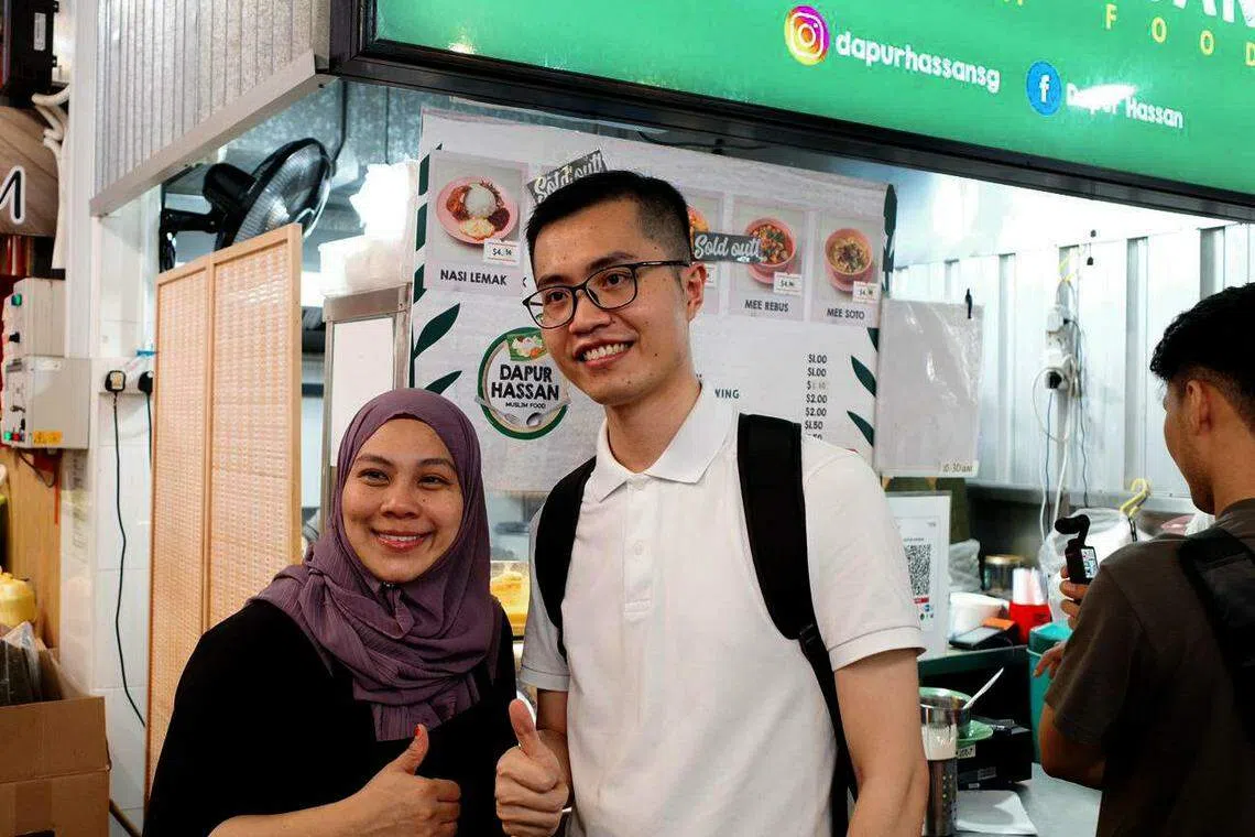 哈山太太诺莱达（左一）在档口前与球迷合影留念。（卓舒畅摄）