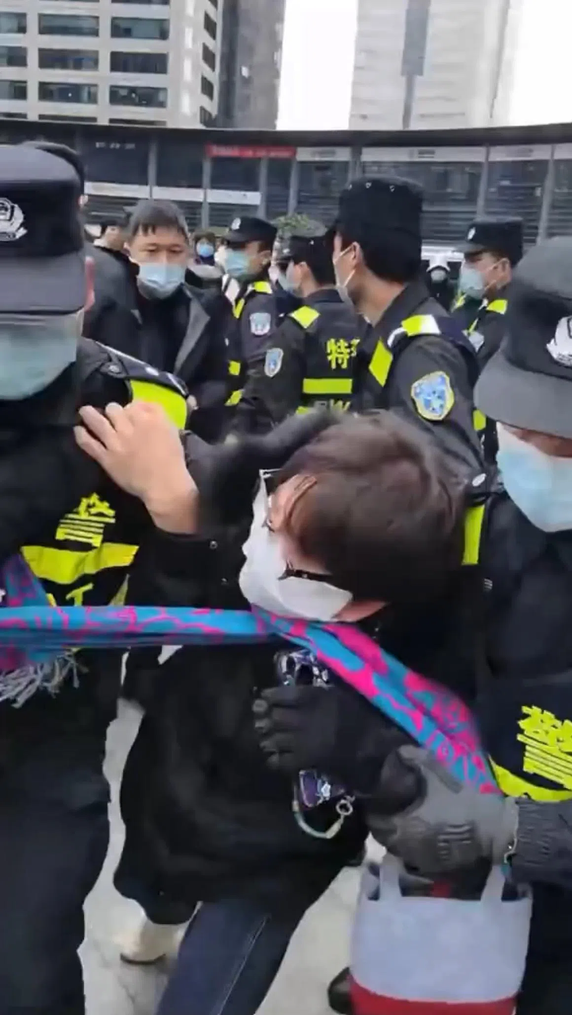 投资者多次在浙金中心注册地大楼外维权。图为一男子被维持秩序的安保人员带走。（视频截图）