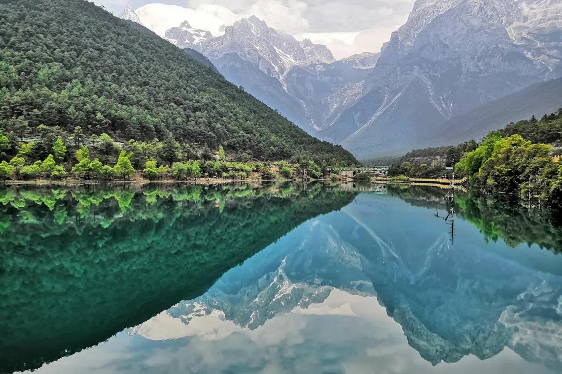 蓝月谷有美山美水。（受访者提供）