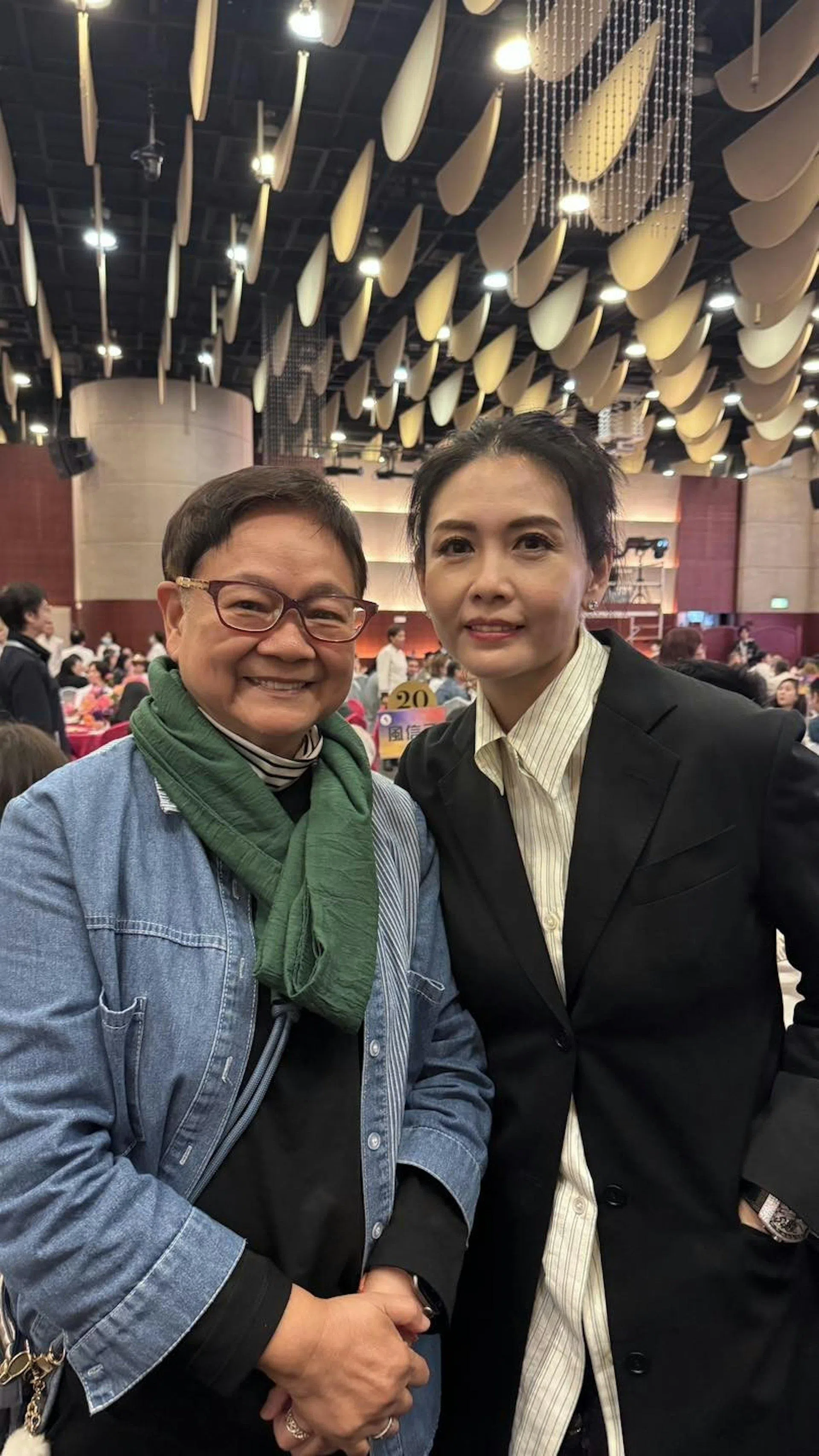邱淑贞（右）在素宴上与香港资深传媒人汪曼玲合照。（互联网）