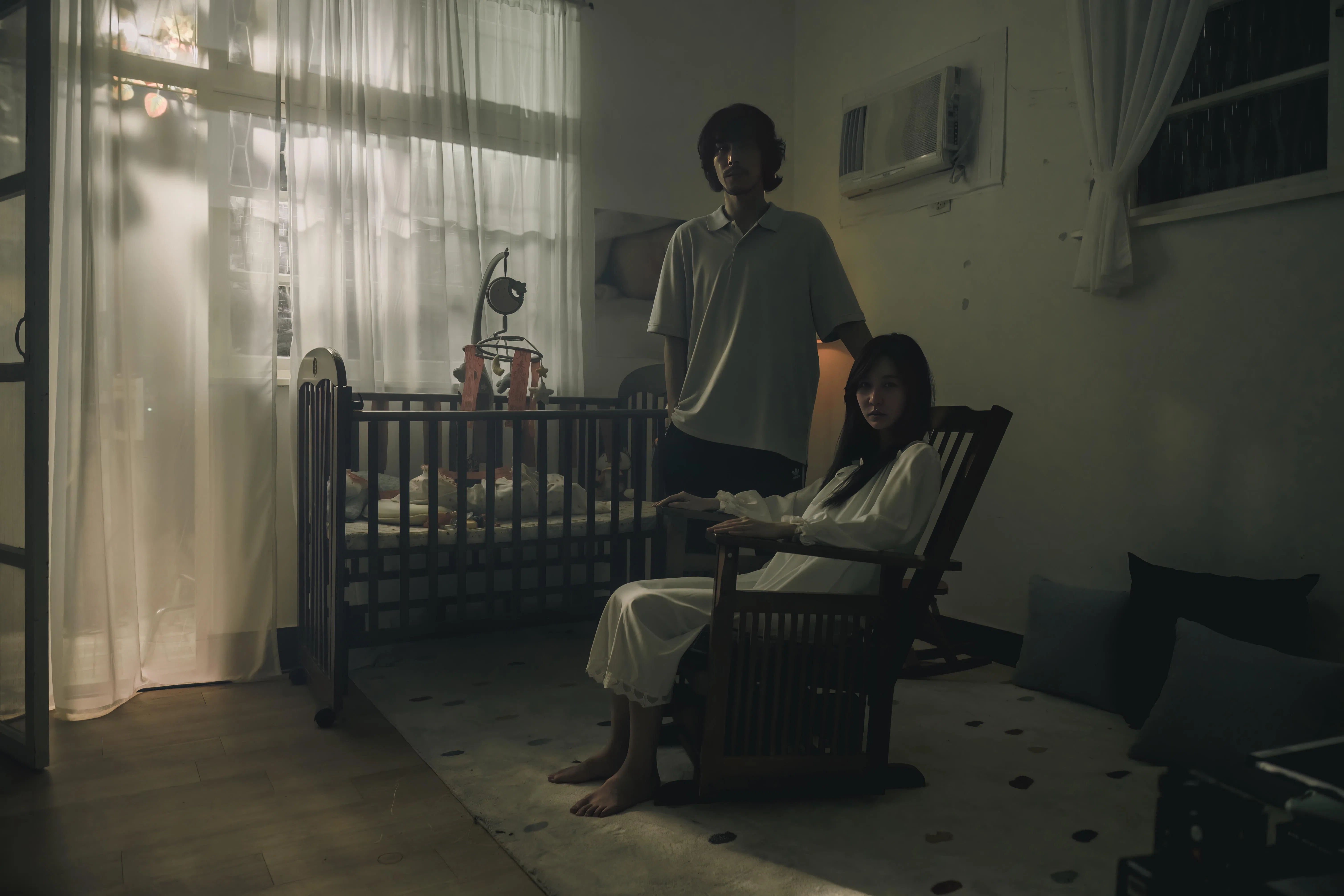 曾莞婷（右）和黄腾浩饰演一对痛失孩子的夫妻。（创艺电影提供）