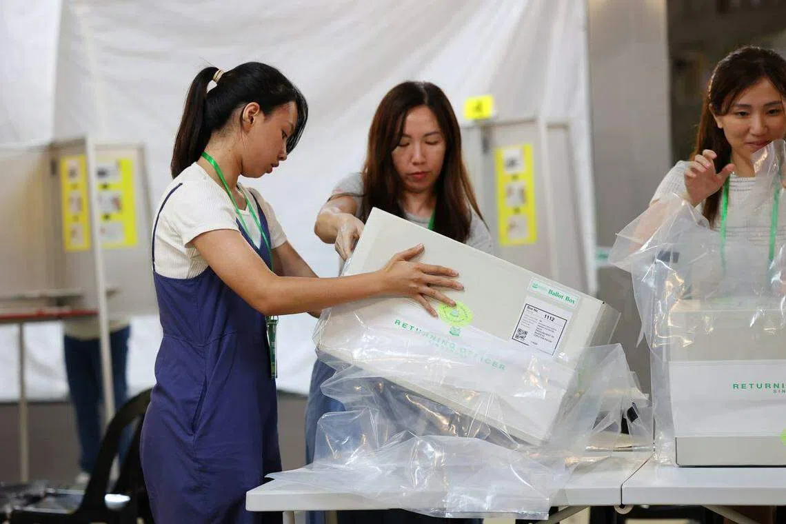 投票时间结束，负责大巴窑5巷第62B凉亭投票事务的选举官员准时封箱。投票箱将送往博理中学计票。（林明顺摄）