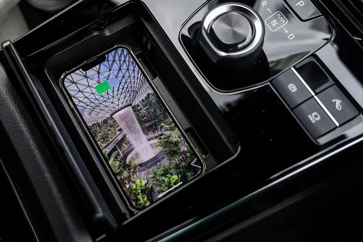 电子旋钮后方有无线充电槽方便用户为手机充电。（白艳琳摄）