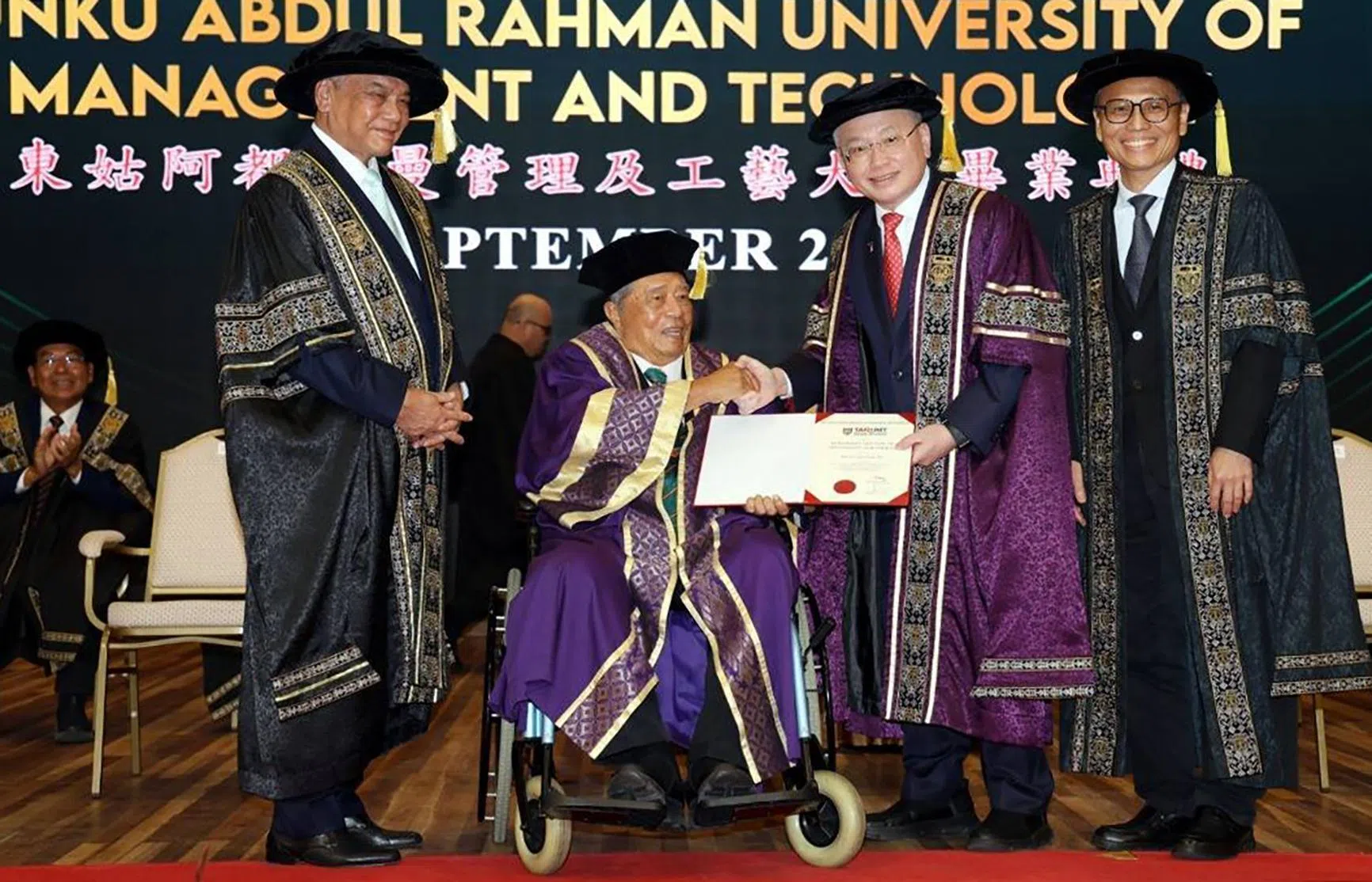 林良实（左二）卸任马华总会长后，专注于拉曼大学的发展，担任过拉曼大学理事会主席及拉曼学院理事会主席，今年2月继续获委拉曼大学名誉校长。右二为魏家祥。（取自魏家祥脸书）