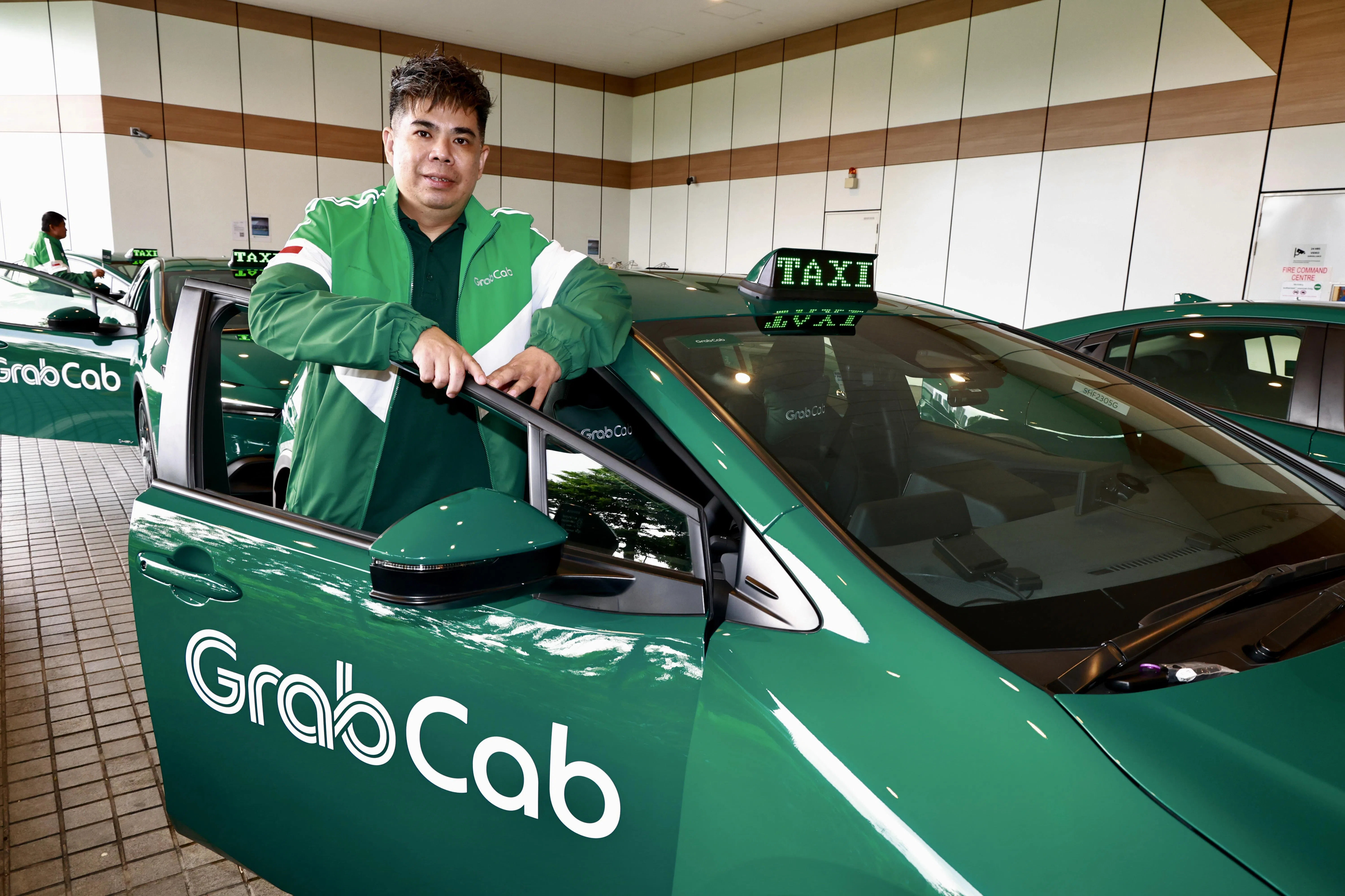 王人豪是GrabCab首批上路载客的司机之一。他曾开车送货四年，对本地公路非常熟悉，这成了他从事新工作的宝贵优势。（特约陈来福摄）