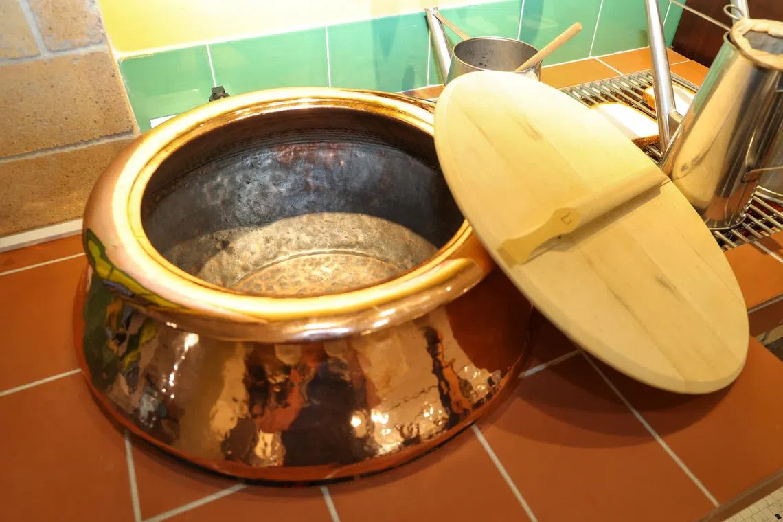 这个铜制烧水炉从马来西亚带回新加坡，经过抛光打蜡后再展出。（郑一鸣摄）