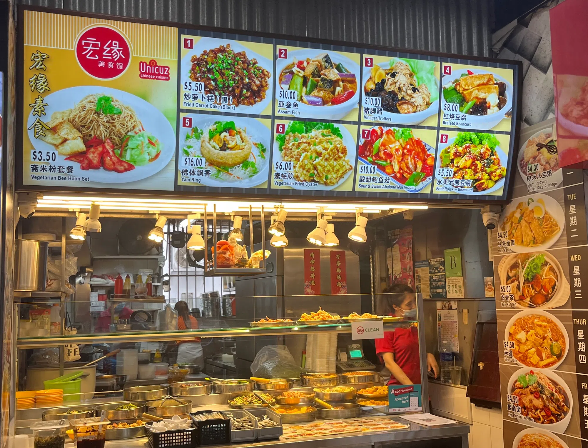 素食摊“宏缘素食”每天售卖$3.50的斋米粉套餐。