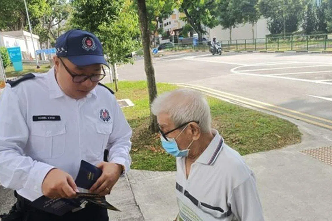 交警向路人宣导安全过马路的意识。（新加坡警察部队提供）