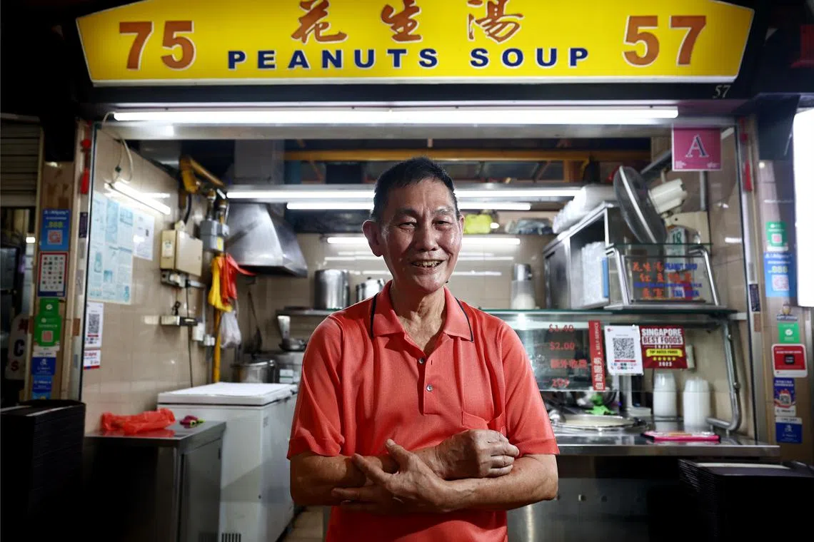 一转眼已经在麦士威熟食中心开档38年，白清业直言健康大不如前，但他会坚持下去，不轻言退休。（陈渊庄摄）