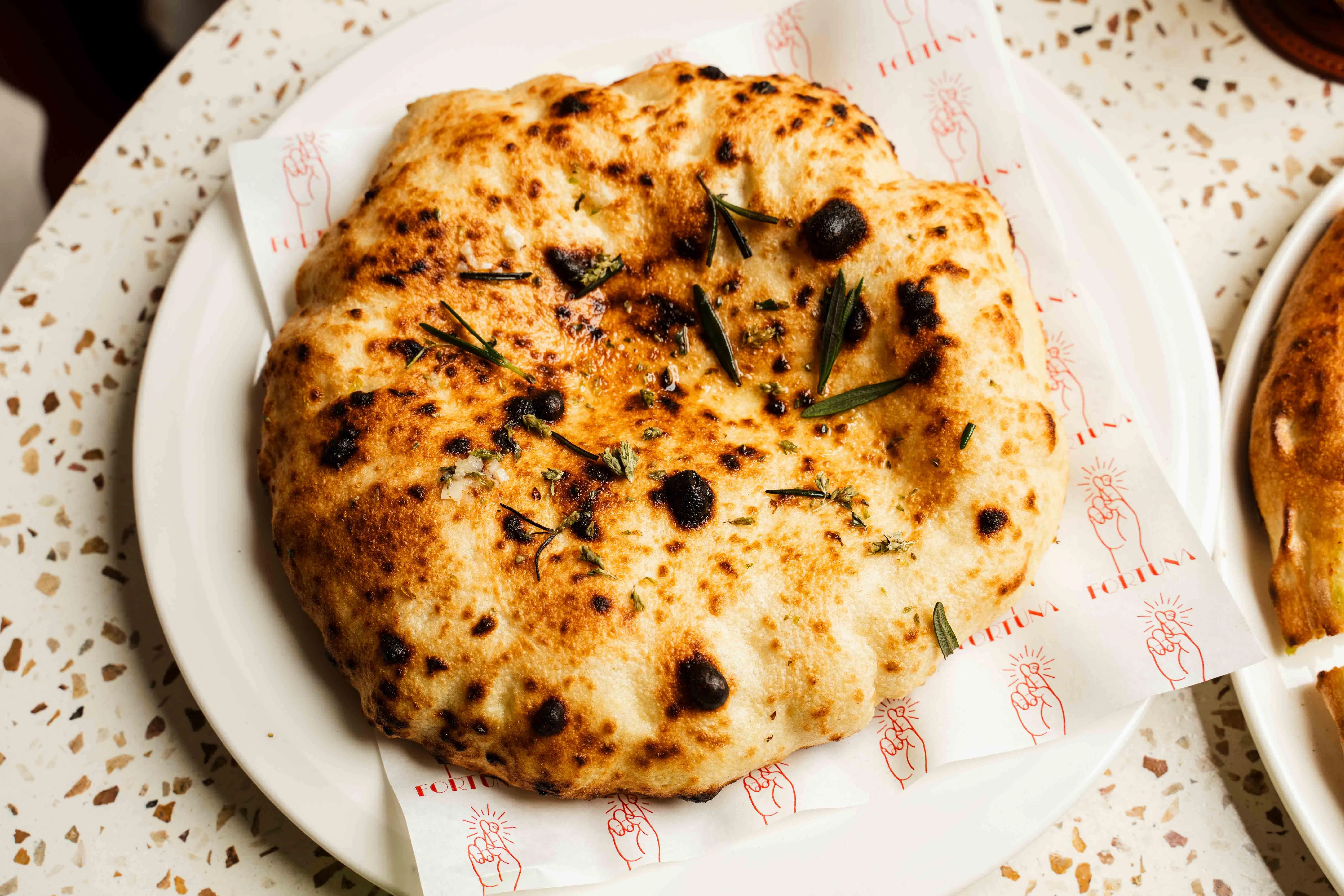 餐前小吃Pane Di Casa木烤面包口感松软，净吃就很美味。（餐馆提供）