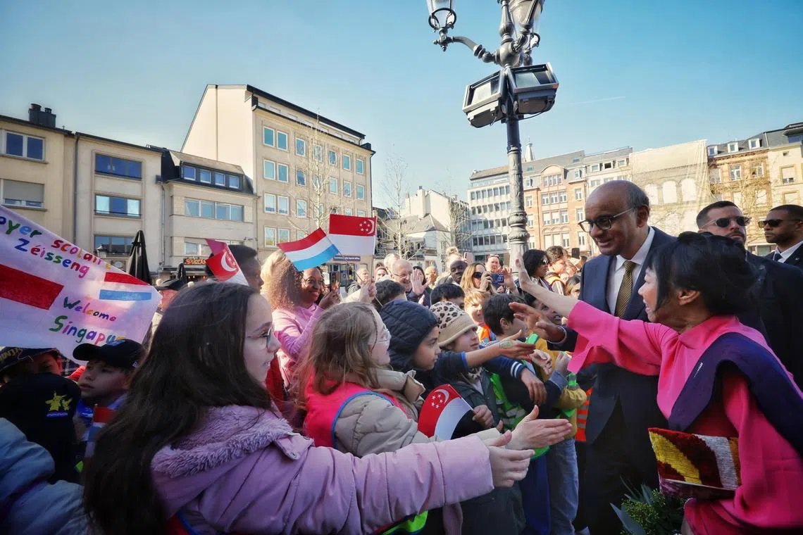尚达曼总统（右二）与夫人珍一藤木（右一）到卢森堡市政厅参加欢迎仪式时，广场上聚集了近百名卢森堡儿童欢迎他们。（海峡时报）