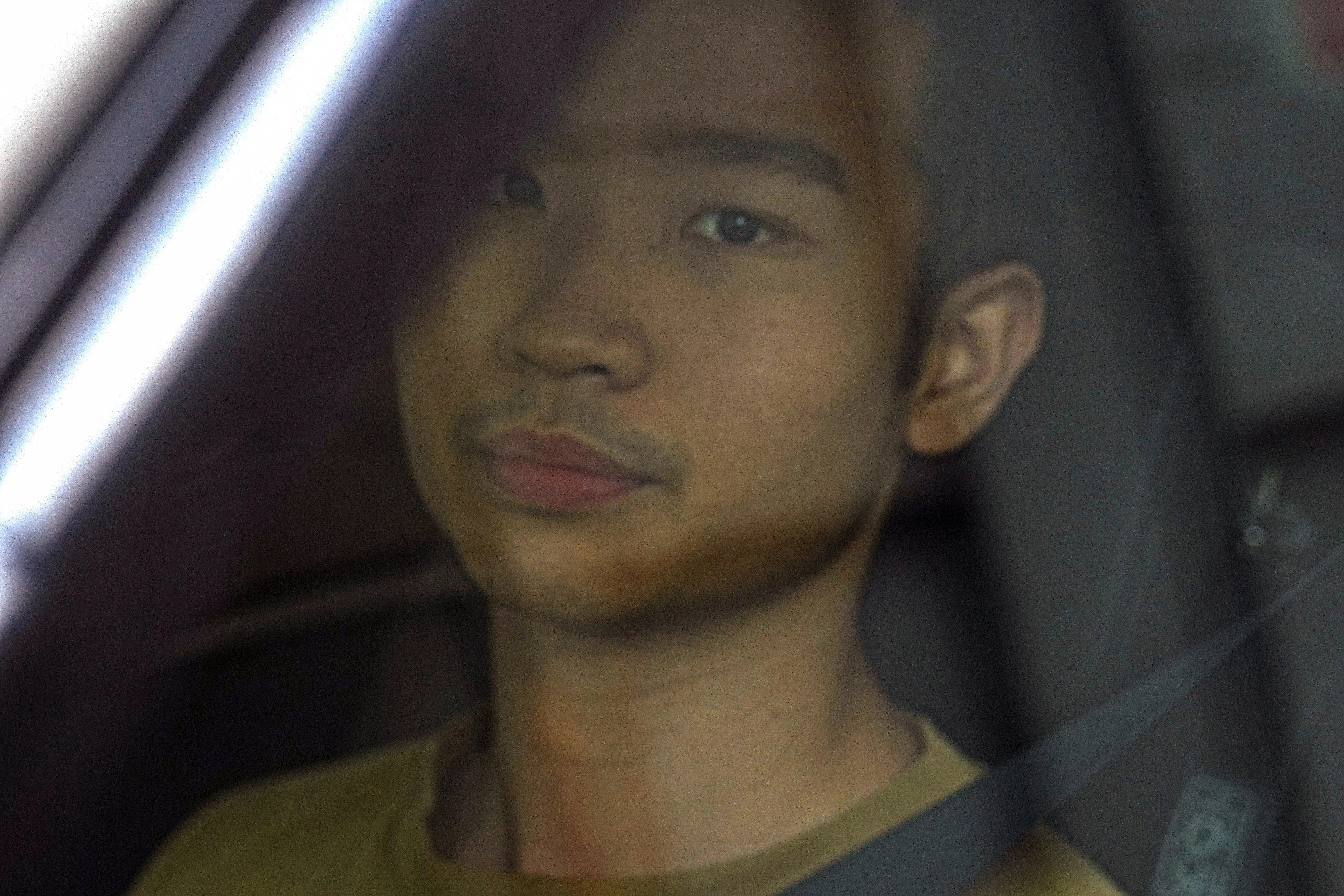 香港中文大学学生关靖丰去年12月1日获准保释候查，约下午2时24分乘搭德士离开长沙湾警署。（路透社）