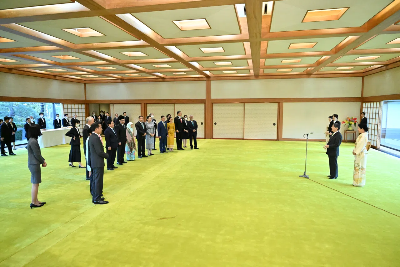 日本天皇德仁（右二）发言时，对亚细安—日本纪念峰会圆满结束表示祝贺。（法新社）
