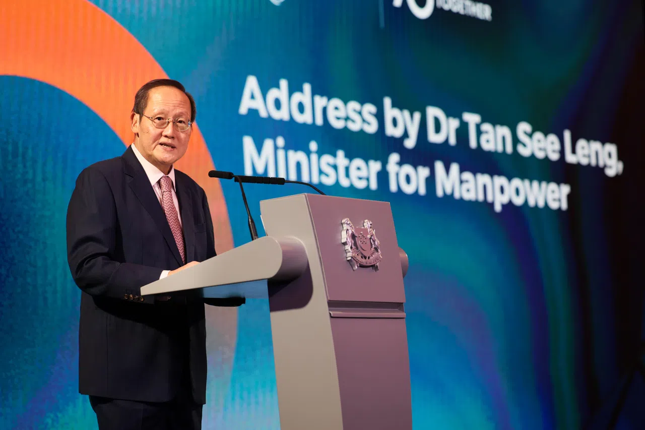 人力部长兼贸工部第二部长陈诗龙医生在人力部70周年晚宴上致辞时说，当局接下来将致力于帮助所有新加坡人把握优质的就业机会、打造蓬勃包容且能够反映人口结构变化的工作场所，以及加强劳资间的互信与合作。（张俊杰摄）