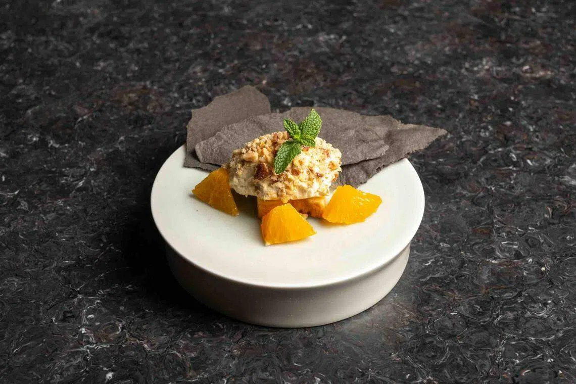 主厨现场亲制白芝麻雪糕，搭配黑芝麻仙贝与清见橘子。（餐馆提供）