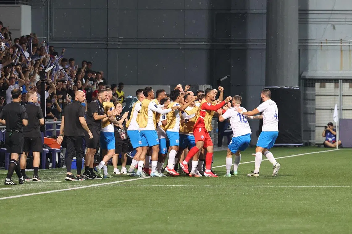 拉姆塞拉（右二）进球后，狂奔到替补席与队友们庆祝。（唐家鸿摄）