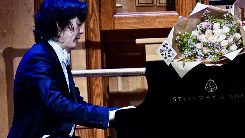 不少网民赞李云迪长发造型帅气，外加他事故后消瘦不少的身躯，更增添艺术家的沧桑感。（取自李云迪IG）