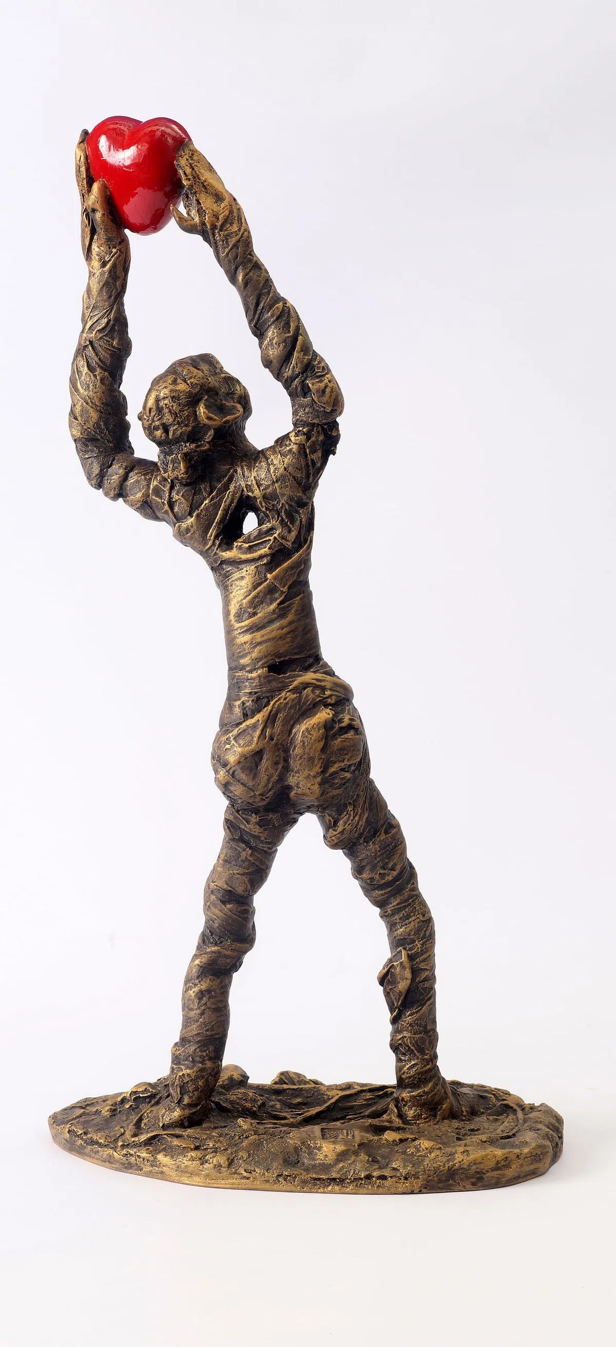 庄心珍的铜雕《仰望丹科》。（2011）（图片由主办方提供）