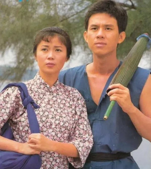 1984年播出的《雾锁南洋》由向云（左）和已故黄文永主演，是本地观众的集体回忆。（档案照）