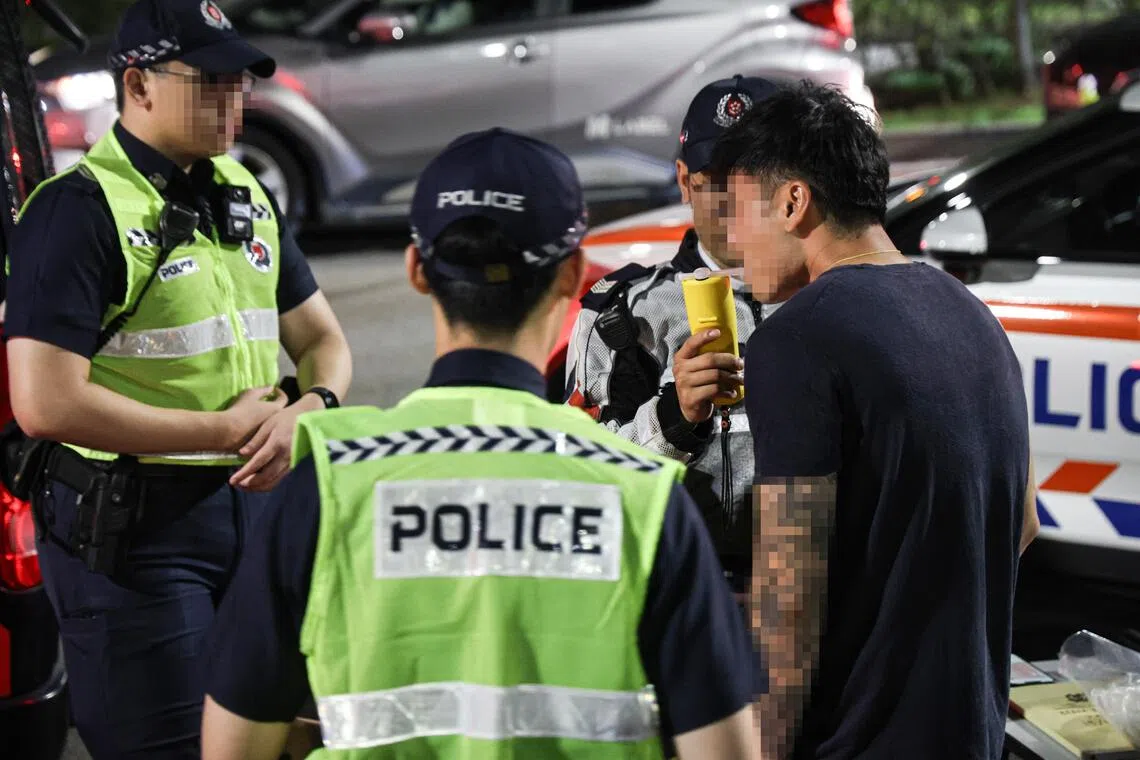 一名男驾驶因酒测不过关被交警拦下。面对盘问时，男驾驶说，他开车到酒吧是为了接妻子回家，并坦承自己早前曾喝酒。他随后被押回警局接受进一步检测。（关俊威摄）