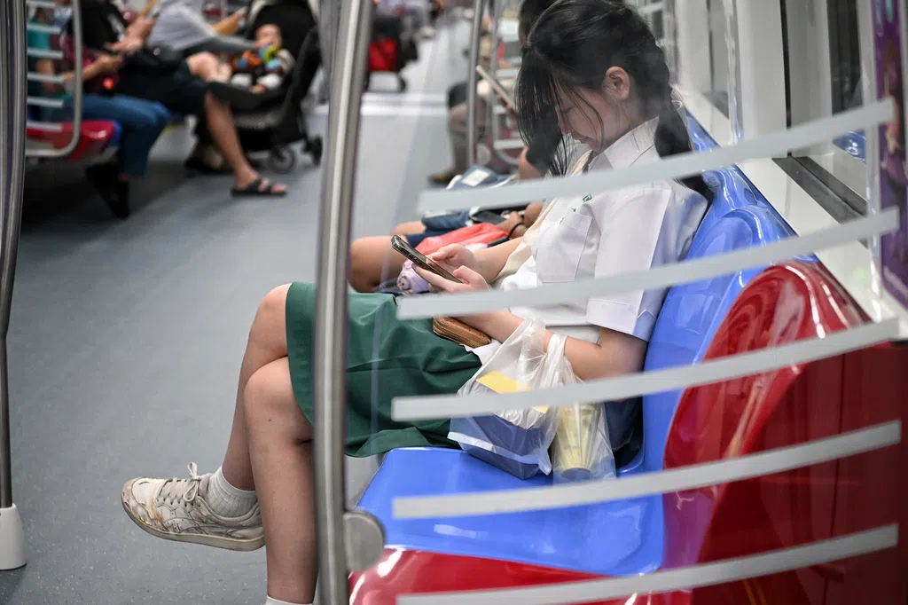 受访学校和家长：学生无手机干扰 更专注学习和交流