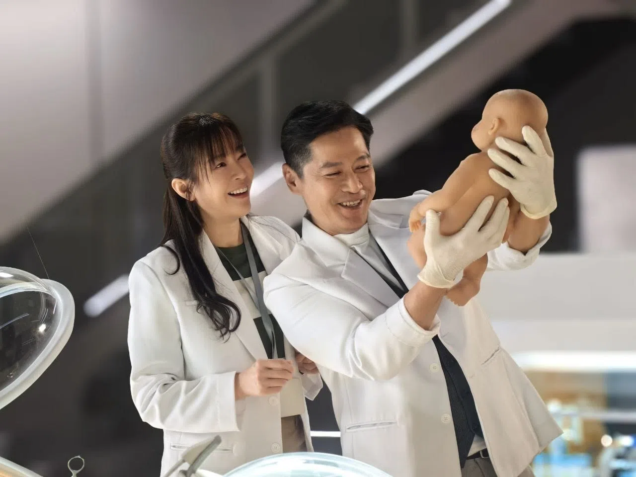 李南星（右）和刘子绚用道具婴儿排戏。（李南星提供）