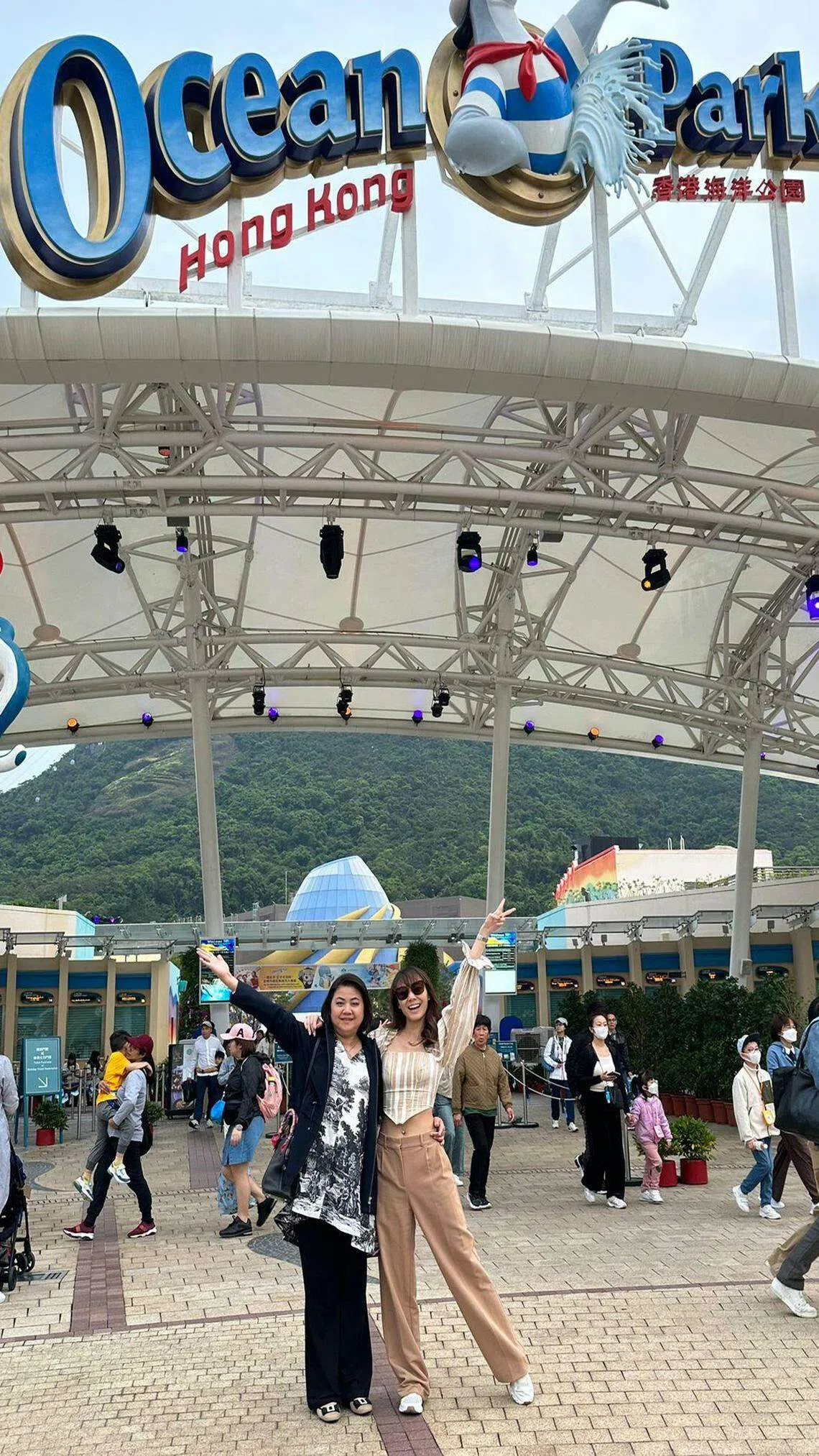 陈欣淇前阵子跟妈妈一起去香港，她说妈妈到香港出差，期间抽空跟她一起到海洋公园。（受访者提供）
