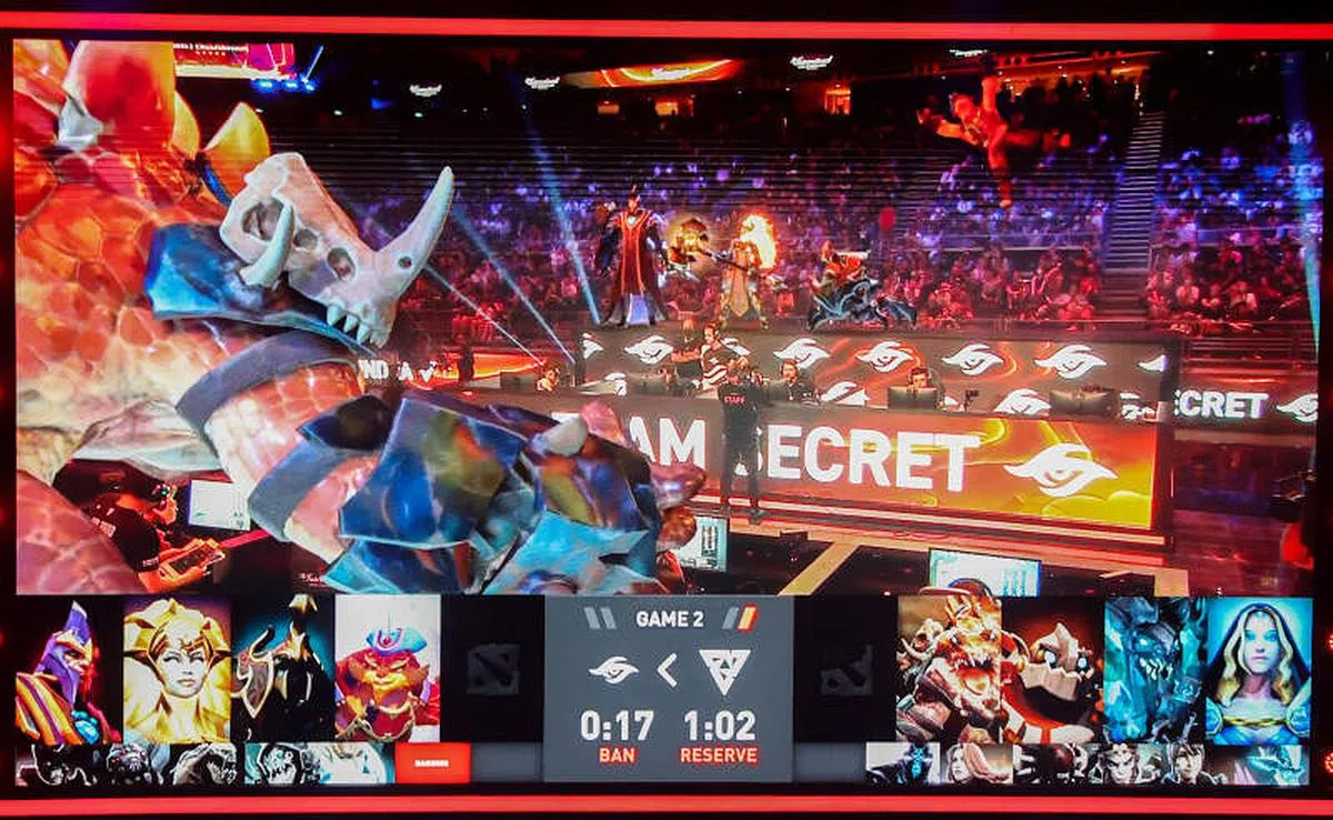 Team Secret在第二场比赛中选择英雄，视频中打造出的英雄3D立体影像栩栩如生。（陈渊庄摄）