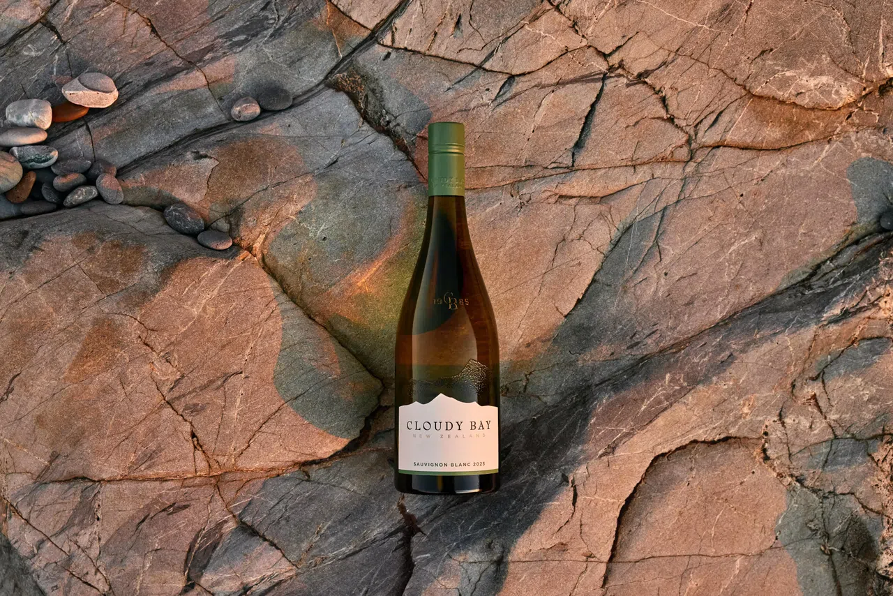 新西兰白葡萄酒愈受欢迎，图为当地著名酒庄Cloudy Bay白苏维浓酒款。（酒商提供）