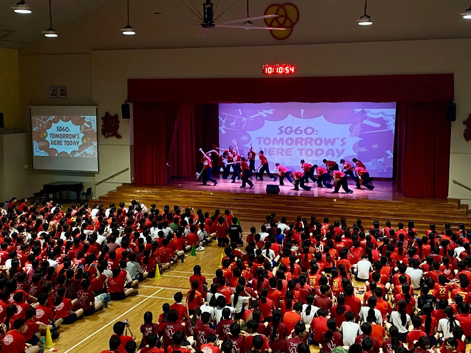 现代舞蹈团的舞者们在台上表演。（陈柏欣摄）