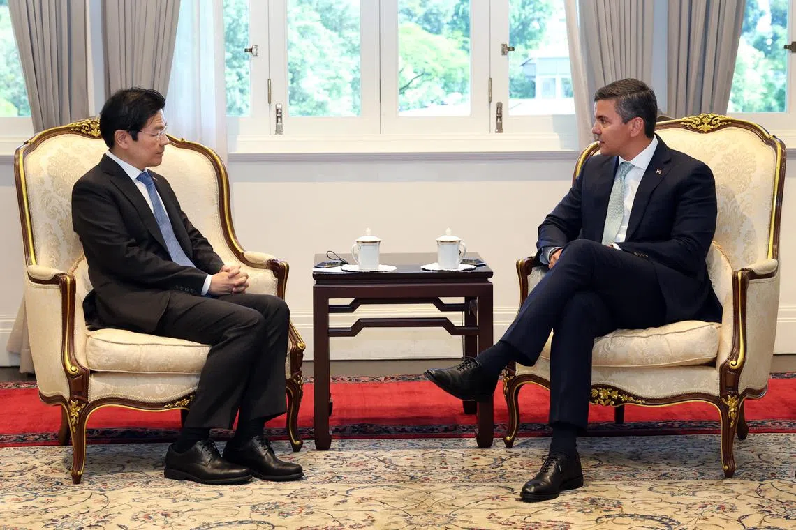 首次来新展开国事访问的巴拉圭总统佩纳（右）星期五会见我国总理兼财政部长黄循财（左）。（数码发展及新闻部提供）