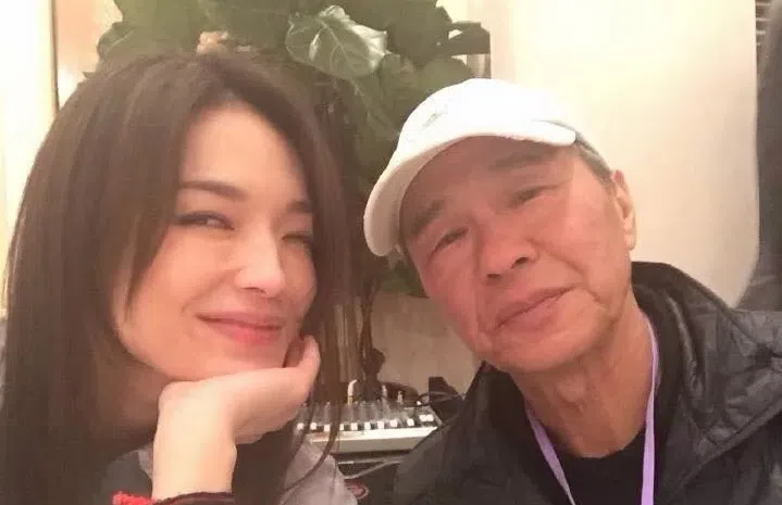 舒淇（左）透露早知导演侯孝贤（右）失智。（互联网）