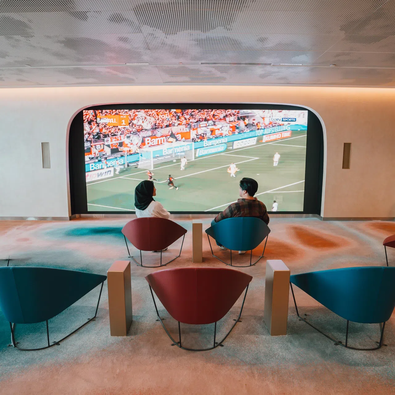 在T2过境区，乘客可通过巨型LED屏幕，观看最新的体育和电视节目，打发时间。（樟宜机场集团提供）