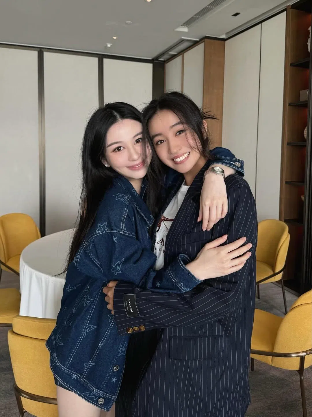 24岁的沈月（左）和23岁的木村光希脸贴脸拍照。（取自沈月IG）