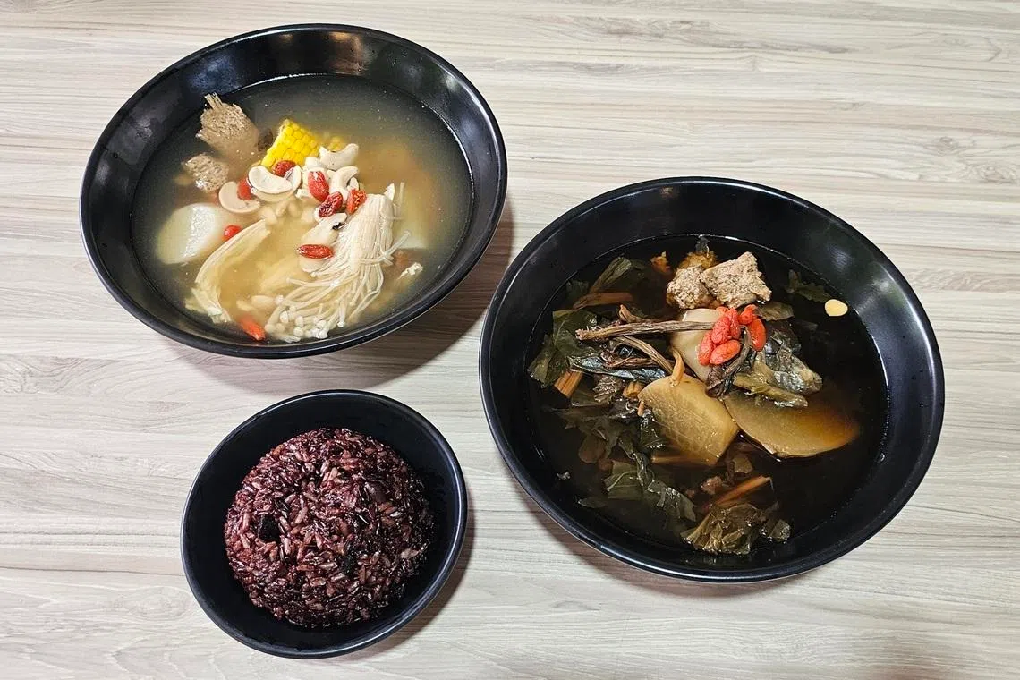 腐竹百合腰果淮山汤（左）和白菜干罗汉果萝卜汤，各有千秋，搭配花生紫米养生饭，饱足一餐。（黄亿敏摄）