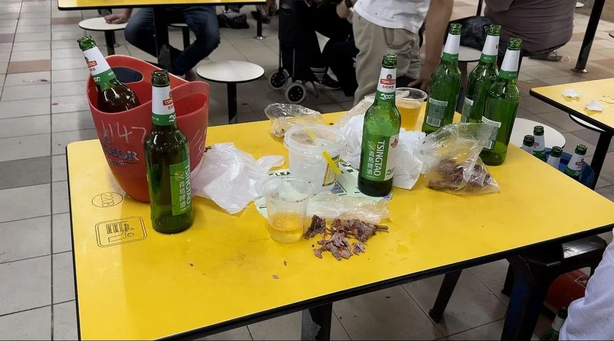 餐桌上留下外带食物的餐盒、塑料袋等。
