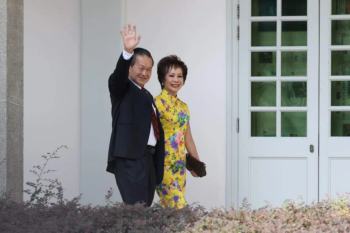 准候选人、职总英康前总裁陈钦亮（左）第二个到场，早上10时零5分抵达人协总部。图为陈钦亮和身穿黄色旗袍的妻子（右）一同步入提名处。（林明顺摄）