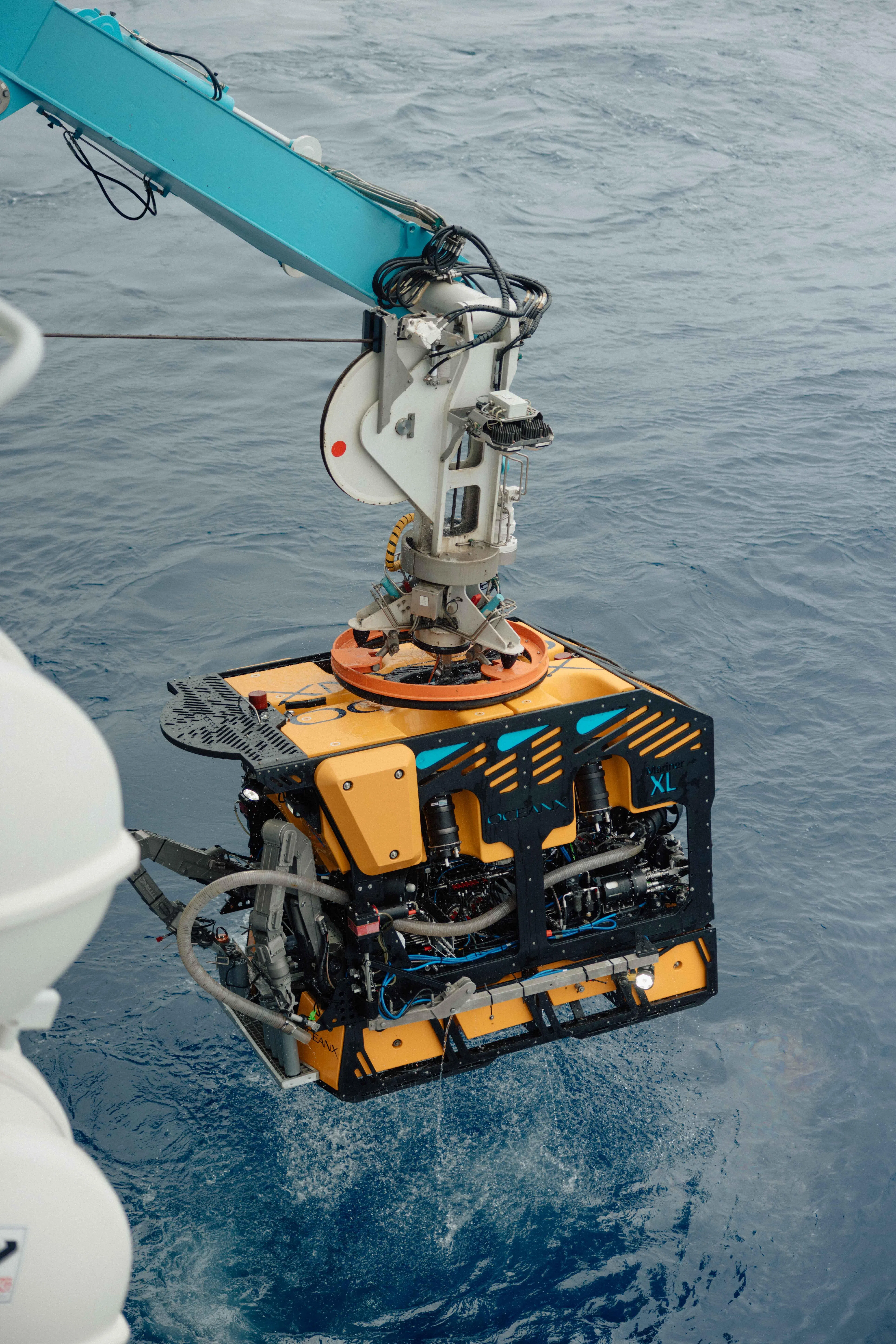 图为科研船海洋探索号准备投放遥控潜水器“Chimaera”，前往印度洋东部公海区域的海底山脉进行深海探测。（OceanX和新加坡国立大学提供）