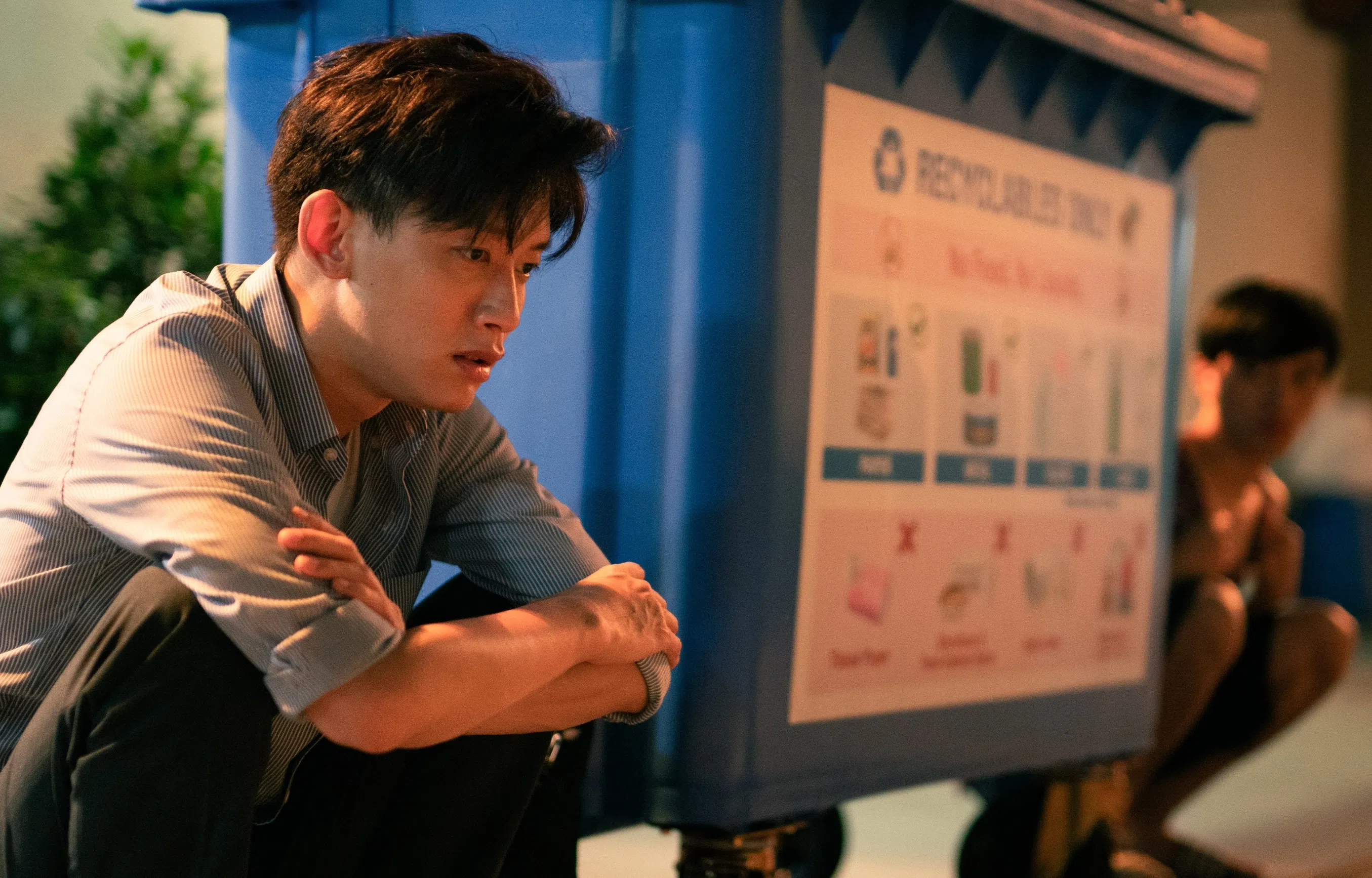 叶荣耀（左）在片中饰演一个郁郁不得志的公务员。（Extraordinary Moviemaking Division提供）