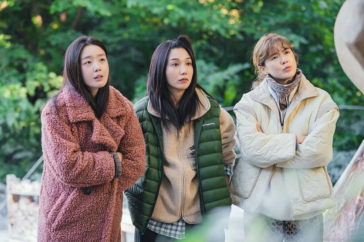 韩善伙（左起）、郑恩地和李善彬在《酒鬼都市女人们2》展现绝佳默契。（tvN提供）