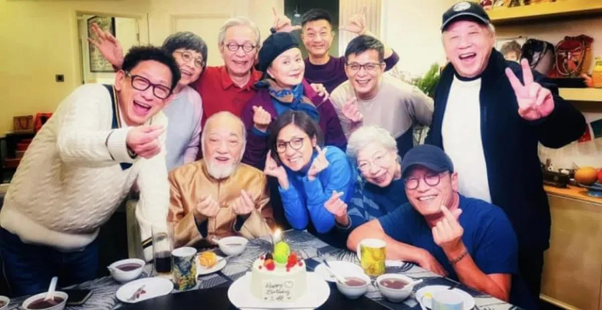 资深艺人如卢海鹏（前排左一）、罗兰（前排右二）、夏雨（后排右一）、黄日华（后排右二）及林建明（后排右四）等为戚美珍（前排左二）庆生。（取自艺人脸书）