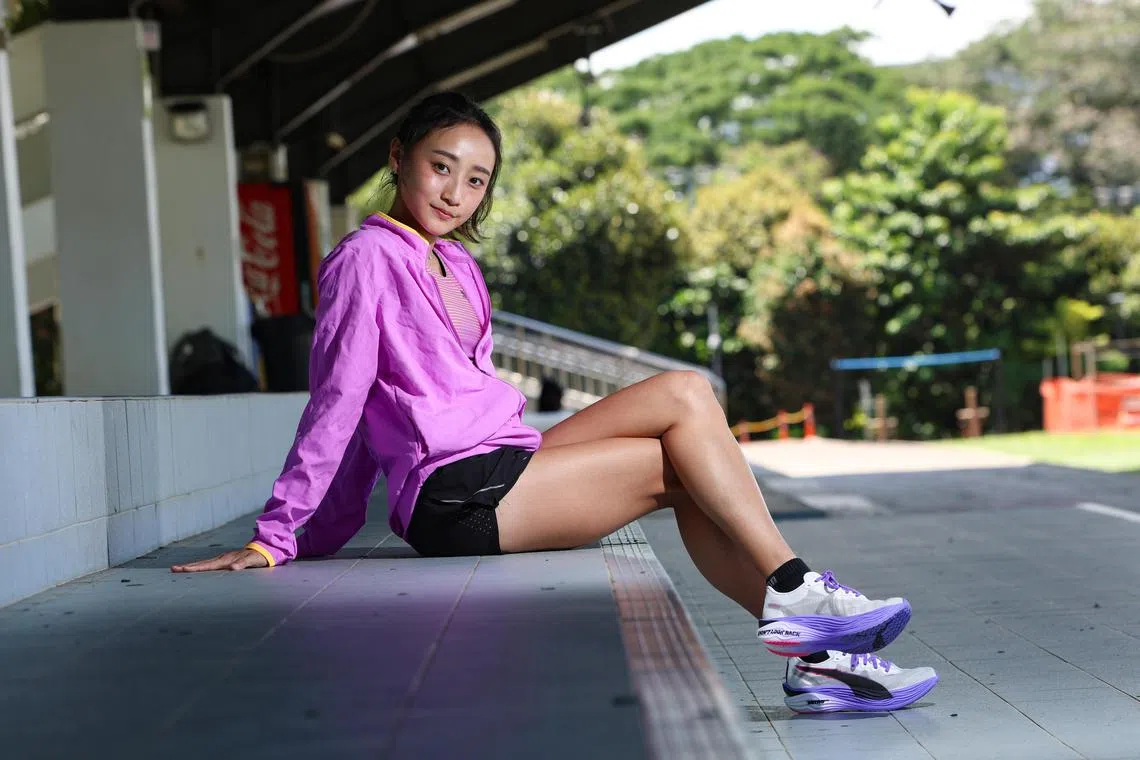 李瑛粧每周会训练七次，没有休息日。她也尽可能选择靠近假期和周末的海外比赛，便于兼顾全职工作。（关俊威摄）