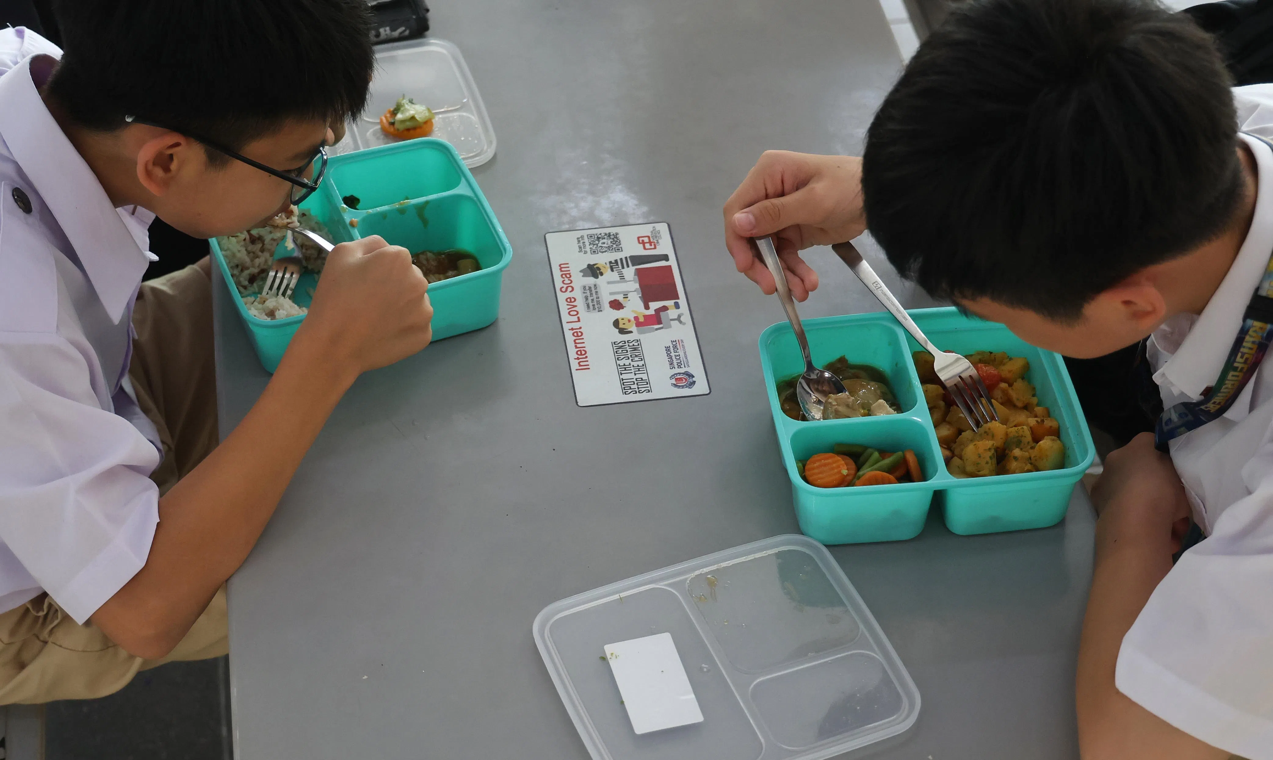 数名匿名受访的学生说，之前吃过的便当味道偏淡，但星期四吃的预制餐已大有改善。（唐家鸿摄）