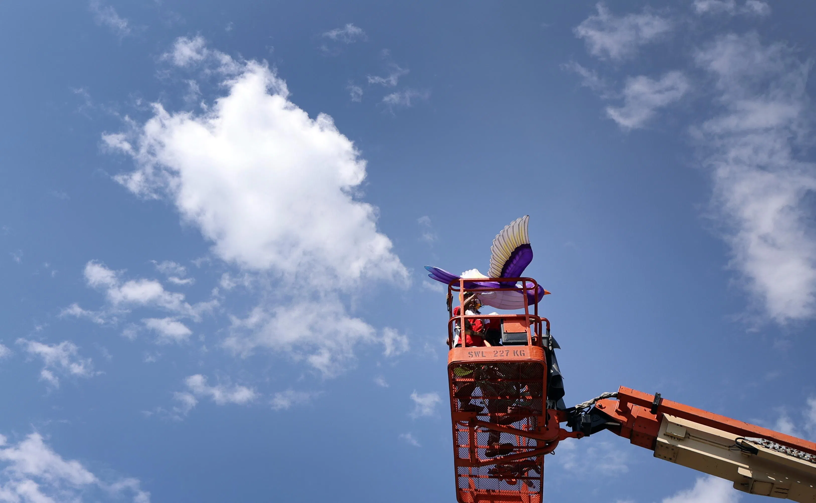 在组装灯饰的过程中，由于一些灯饰过于高大，师傅们必须出动吊车完成组装任务。（白艳琳摄）