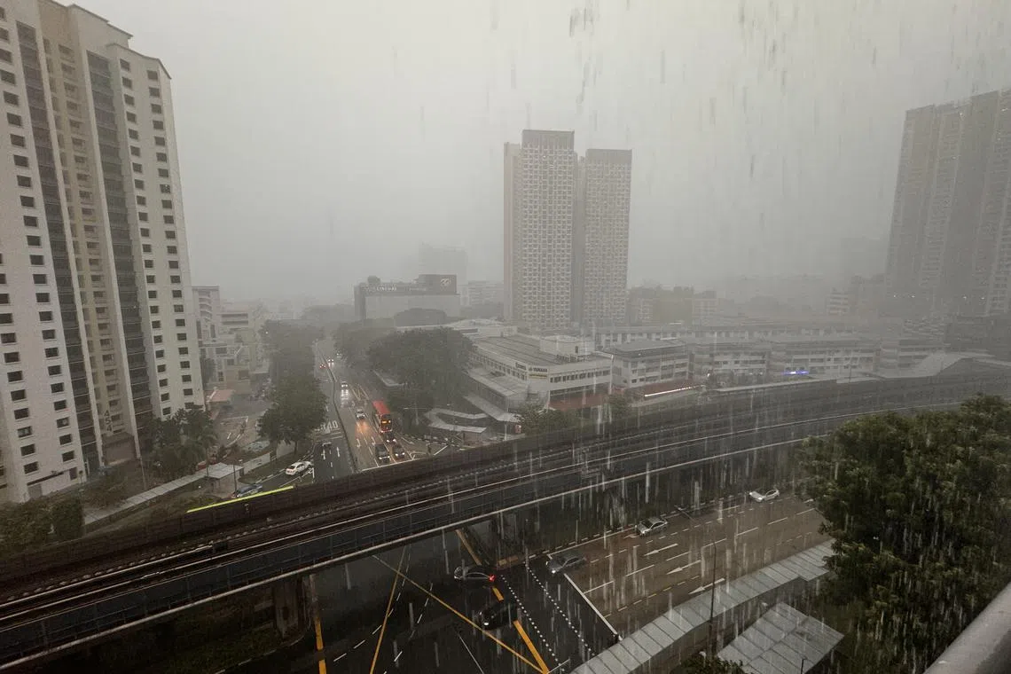 公用事业局提醒公众避开多个有淹水风险的路段。（周国威摄）