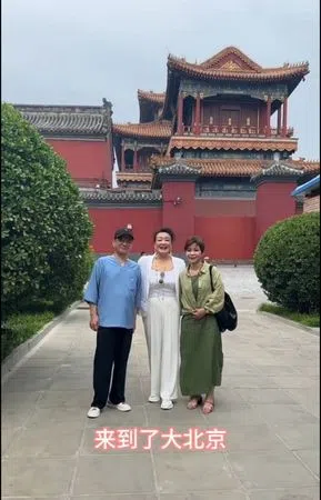 张兰（中）和马筱梅的爸爸（左）、妈妈一起到北京雍和宫拜拜。（取自张兰俏江南创办人微博）