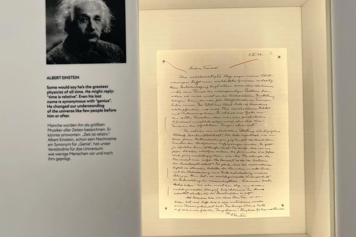 科学家爱因斯坦用万宝龙钢笔留下的笔迹在“万宝龙之家”的“留下印记”展区展示。（万宝龙提供）