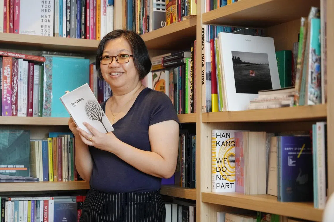 蔡素君喜欢在文字间搭建桥梁，她不仅跨越无限时空，还钟意中英文翻译，摆弄不同语法与现实。（谢智扬摄）